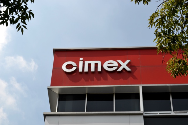 Logo de CIMEX en el edificio